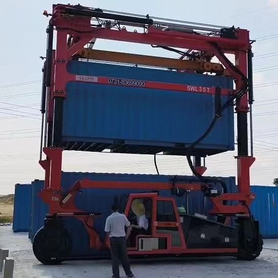 Xe tải chở hàng 80T Straddle Xe tải hạng nặng cho cảng / bãi kho Nâng container